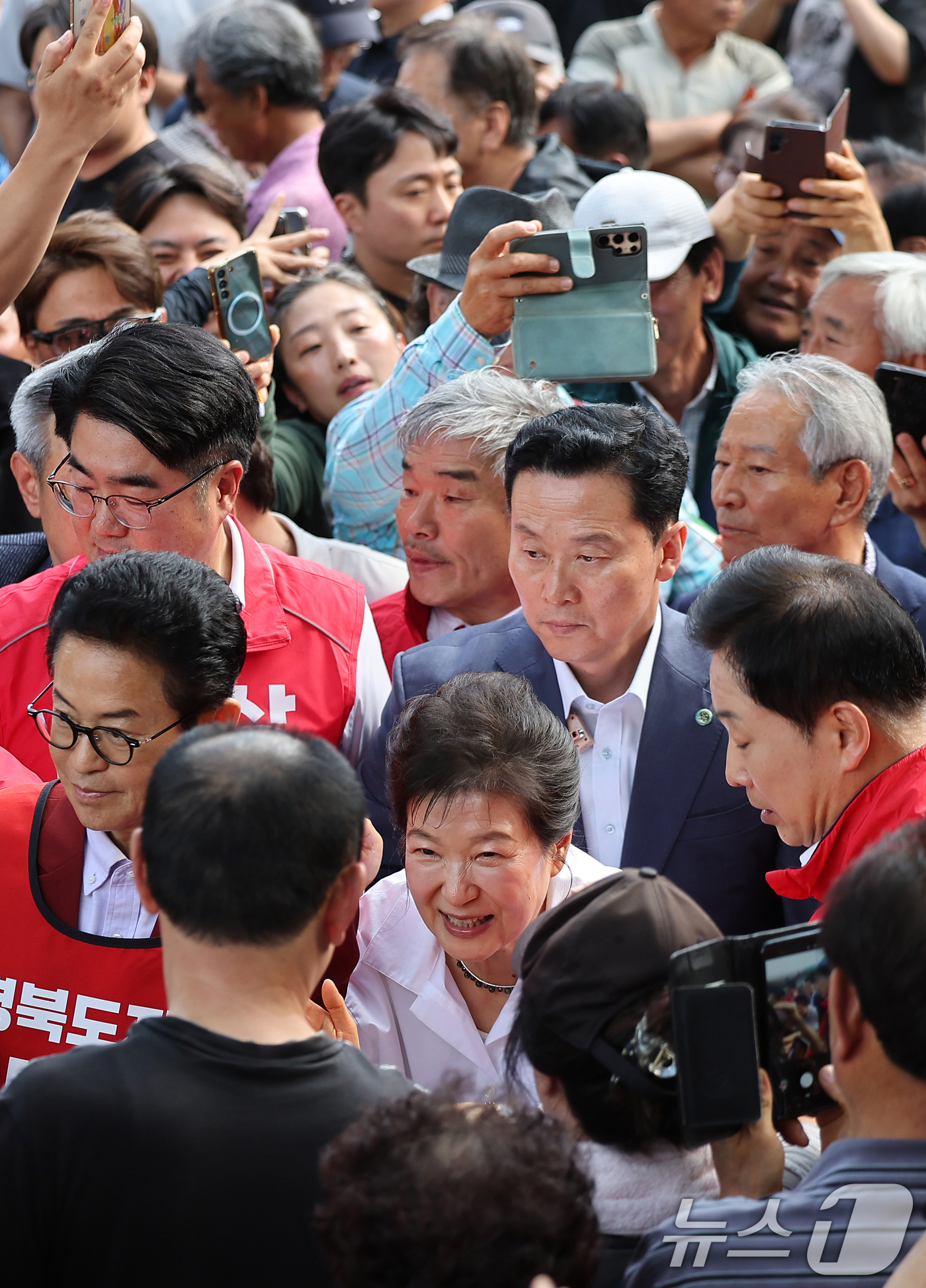 (문경=뉴스1) 공정식 기자 = 박근혜 전 대통령이 28일 오후 경북 문경시 문경읍 청운각을 찾아 환영 나온 시민과 인사 나누고 있다.청운각은 박 전 대통령의 부친 故 박정희 대통 …