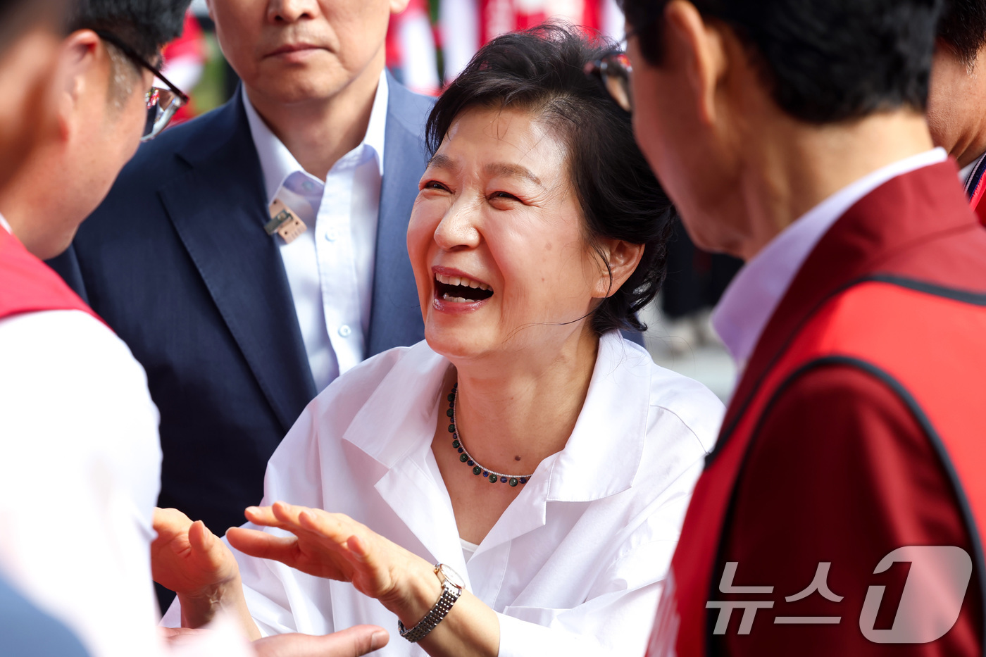 (문경=뉴스1) 공정식 기자 = 박근혜 전 대통령이 28일 오후 경북 문경시 문경읍 청운각을 찾아 환영 나온 시민과 인사 나누고 있다.청운각은 박 전 대통령의 부친 故 박정희 대통 …