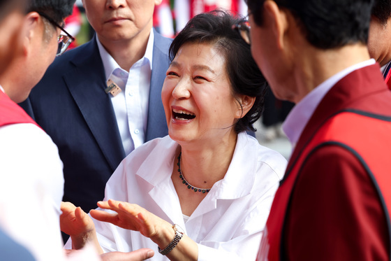 문경 시민과 인사 나누는 박근혜