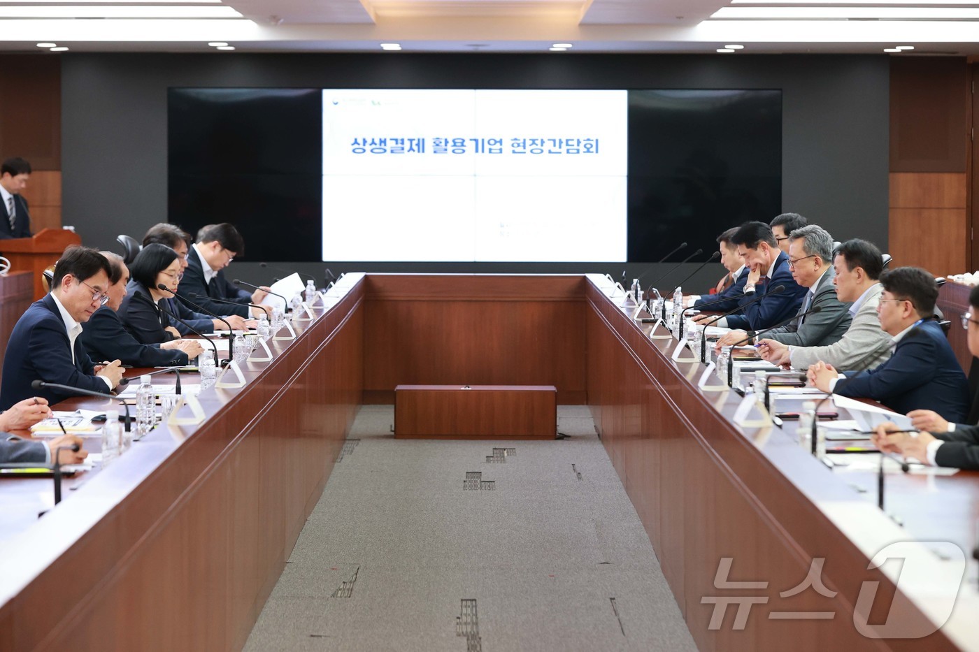 (서울=뉴스1) = 한성숙 중소벤처기업부 장관이 28일 서울특별시 중구 신한은행 본점에서 열린 '상생결제 활용기업 현장 간담회'에서 모두발언을 하고 있다. (중소벤처기업부 제공. …