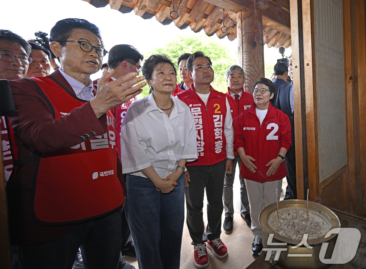 (문경=뉴스1) 공정식 기자 = 박근혜 전 대통령이 28일 오후 경북 문경시 문경읍 청운각을 찾아 내부를 살펴보고 있다.청운각은 박 전 대통령의 부친 故 박정희 대통령이 1937년 …