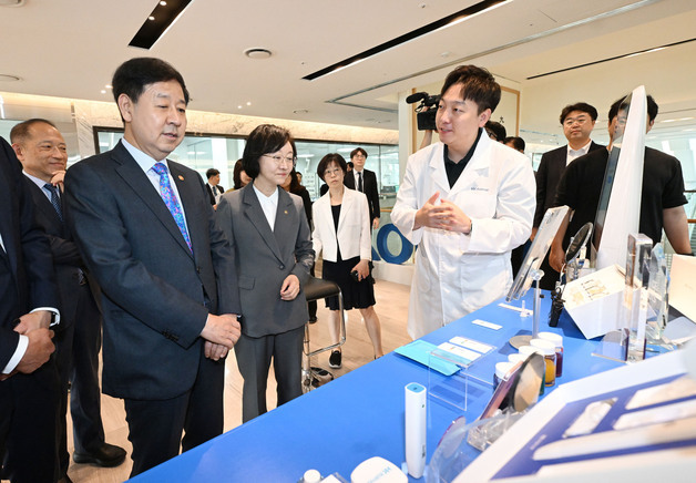 K-뷰티 年 16조 수출…선크림 성능평가 때 아크릴판 시험도 허용