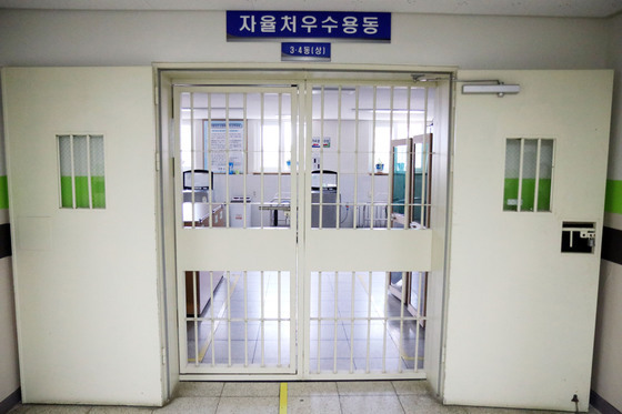 재판 핑계로 바람 쐬러 '정보공개 폭탄'…370건 문건 요구한 수형자