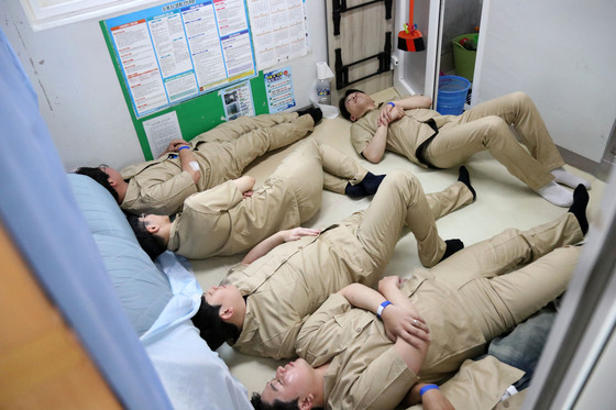 광주교도소 과밀 수용 심각…"3인실에 5~6명 생활"