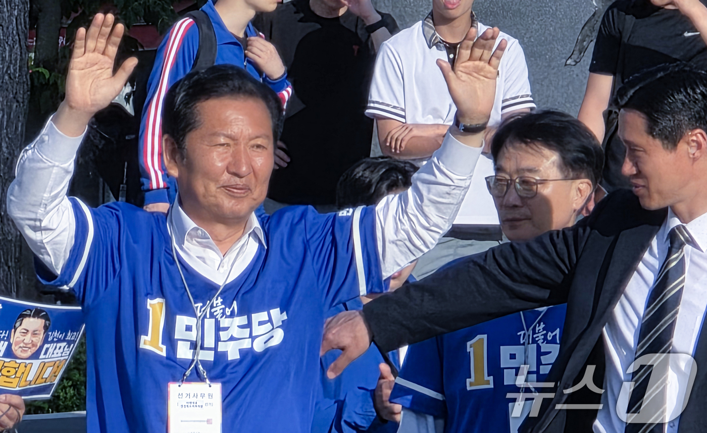 (김천=뉴스1) 정우용 기자 = 정청래 더불어민주당 대표가 28일 오후 경북 김천시 혁신도시에서 열린 합동유세장에서 시민들에게 인사하고 있다. 2026.5.28/뉴스1