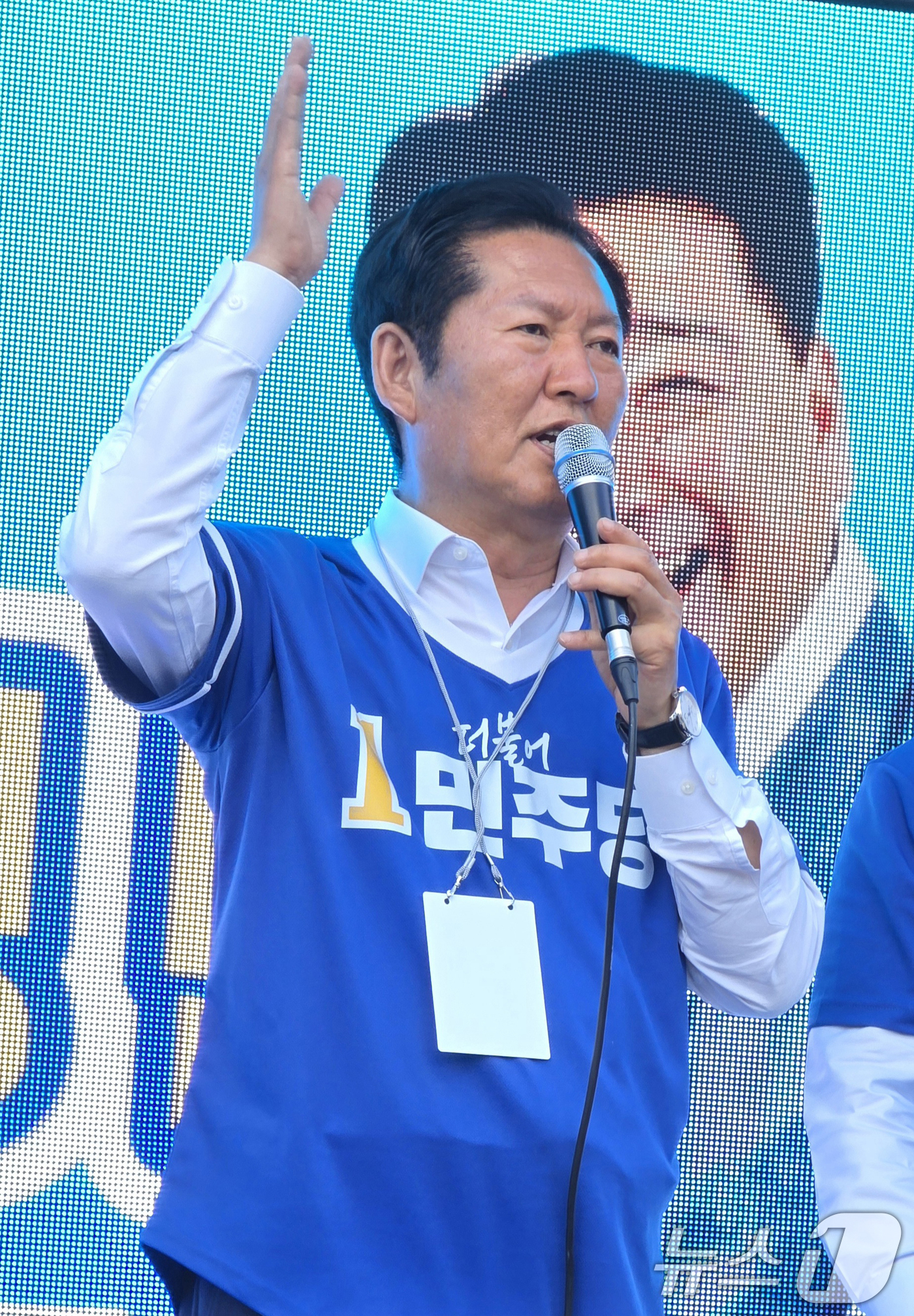 (김천=뉴스1) 정우용 기자 = 정청래 더불어민주당 대표가 28일 오후 경북 김천시 혁신도시에서 열린 합동유세에서 나영민 김천시장 후보 지지연설을 하고 있다. 2026.5.28/뉴 …