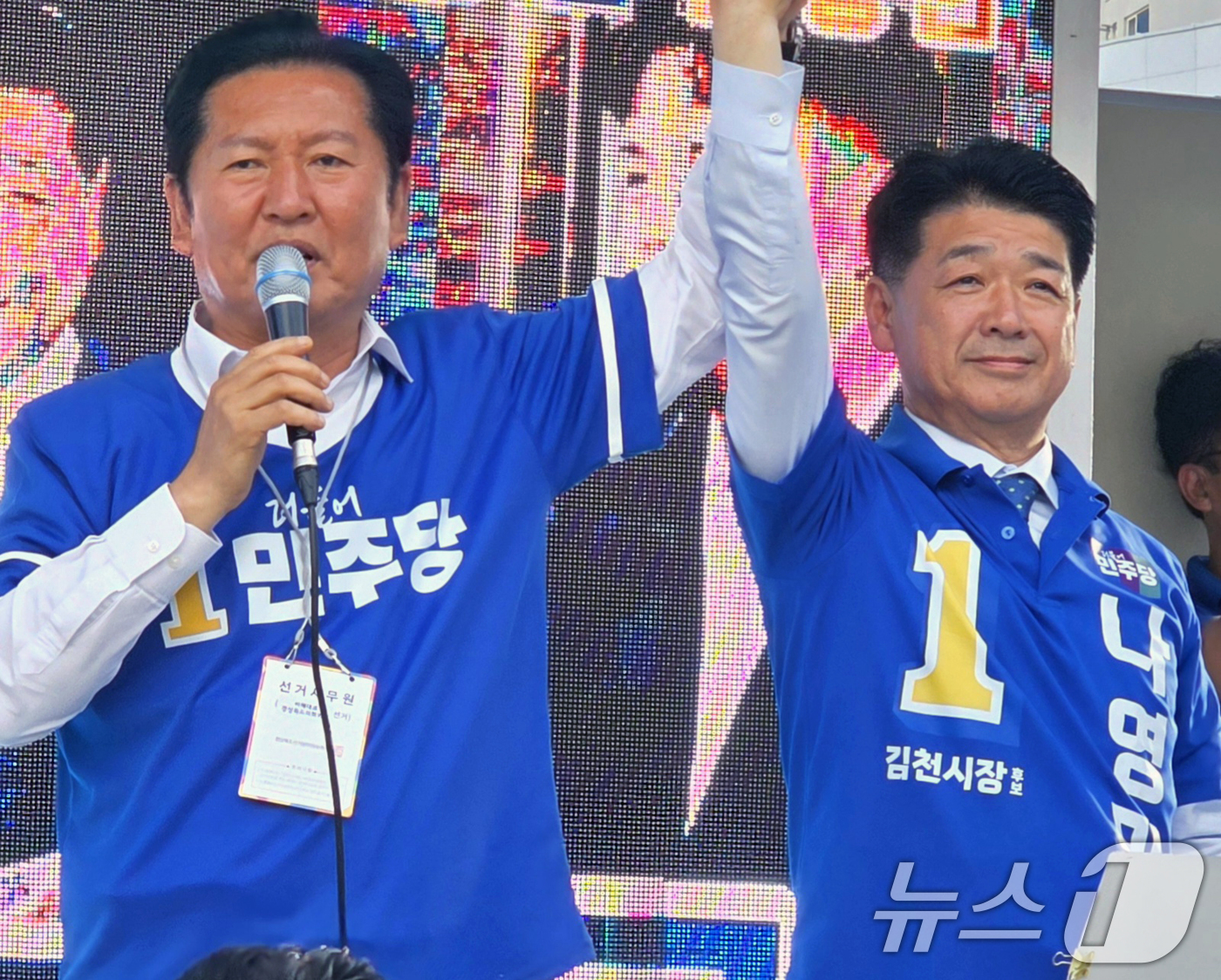 (김천=뉴스1) 정우용 기자 = 정청래 더불어민주당 대표가 28일 오후 경북 김천시 혁신도시에서 열린 합동유세에서 나영민 김천시장 후보 지지연설을 하고 있다. 2026.5.28/뉴 …