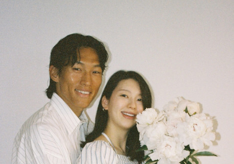 김진경, ♥김승규와 함께한 만삭 화보…아름다운 D라인 [N샷]