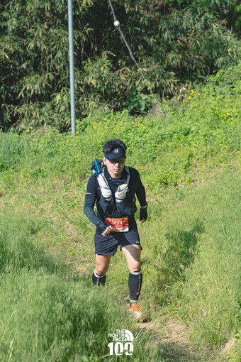 본문 이미지 - 지난 16일 열린 TNF 100코스에 참여한 기자. (사진 TNF 제공)
