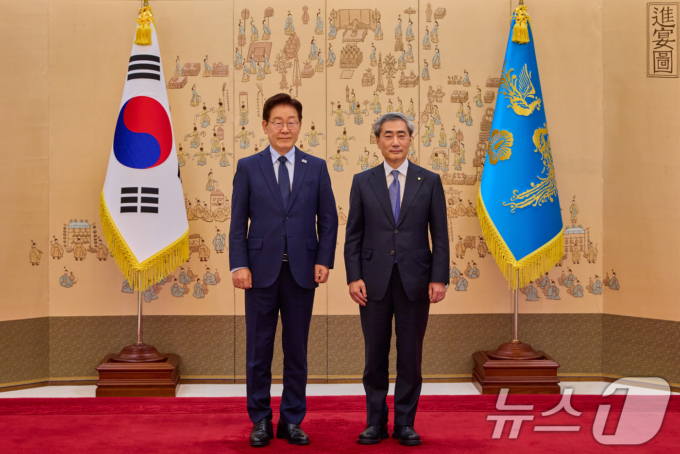 (서울=뉴스1) 허경 기자 = 이재명 대통령이 28일 청와대에서 열린 임명장 및 위촉장 수여식에서 신현송 한국은행 총재에게 임명장을 수여한 뒤 기념촬영을 하고 있다. (청와대 제공 …