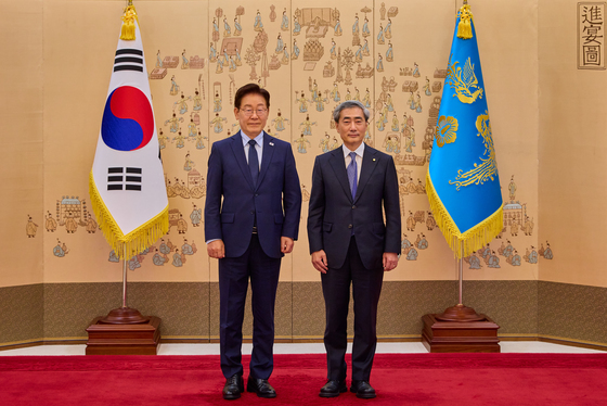 이재명 대통령, 신현송 한국은행 총재 임명장 수여