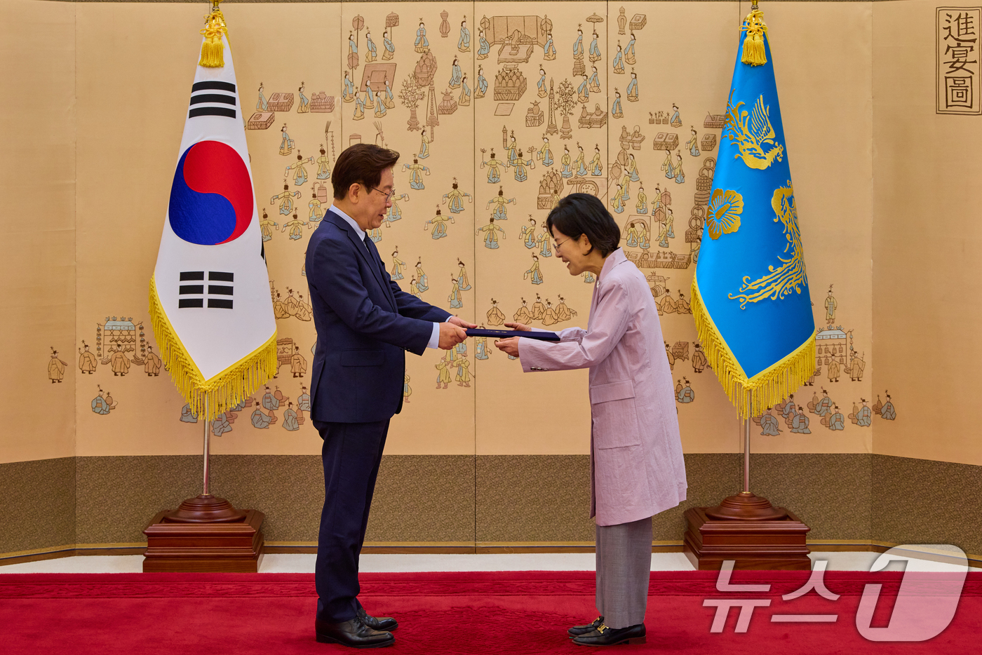 (서울=뉴스1) 허경 기자 = 이재명 대통령이 28일 청와대에서 열린 임명장 및 위촉장 수여식에서 전현정 중앙선거관리위원회 위원에게 임명장을 수여하고 있다. (청와대 제공. 재판매 …