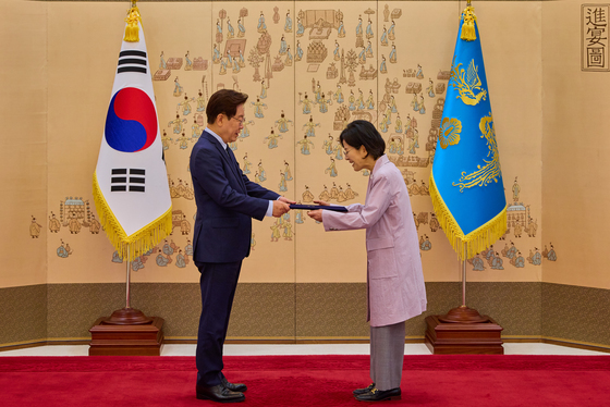이재명 대통령, 전현정 중앙선관위 위원 임명장 수여