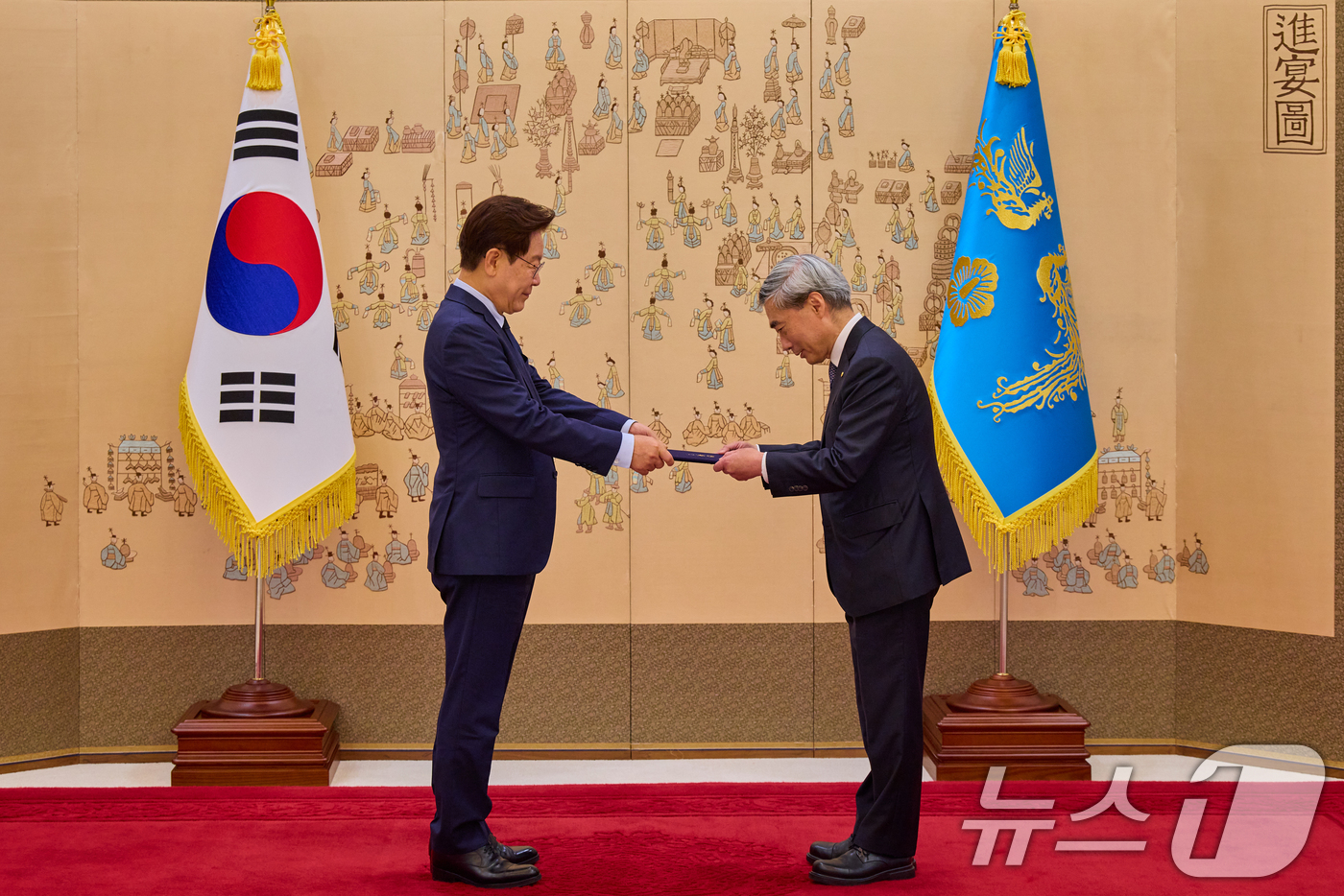 (서울=뉴스1) 허경 기자 = 이재명 대통령이 28일 청와대에서 열린 임명장 및 위촉장 수여식에서 신현송 한국은행 총재에게 임명장을 수여하고 있다. (청와대 제공. 재판매 및 DB …
