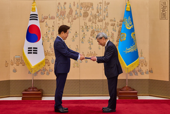 이재명 대통령, 신현송 한국은행 총재 임명장 수여