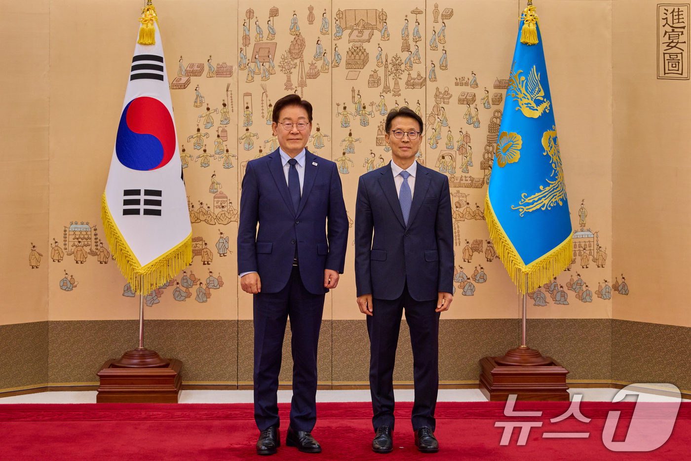 (서울=뉴스1) 허경 기자 = 이재명 대통령이 28일 청와대에서 열린 임명장 및 위촉장 수여식에서 김진오 저출산고령사회위원회 부위원장에게 위촉장을 수여한 뒤 기념촬영을 하고 있다. …