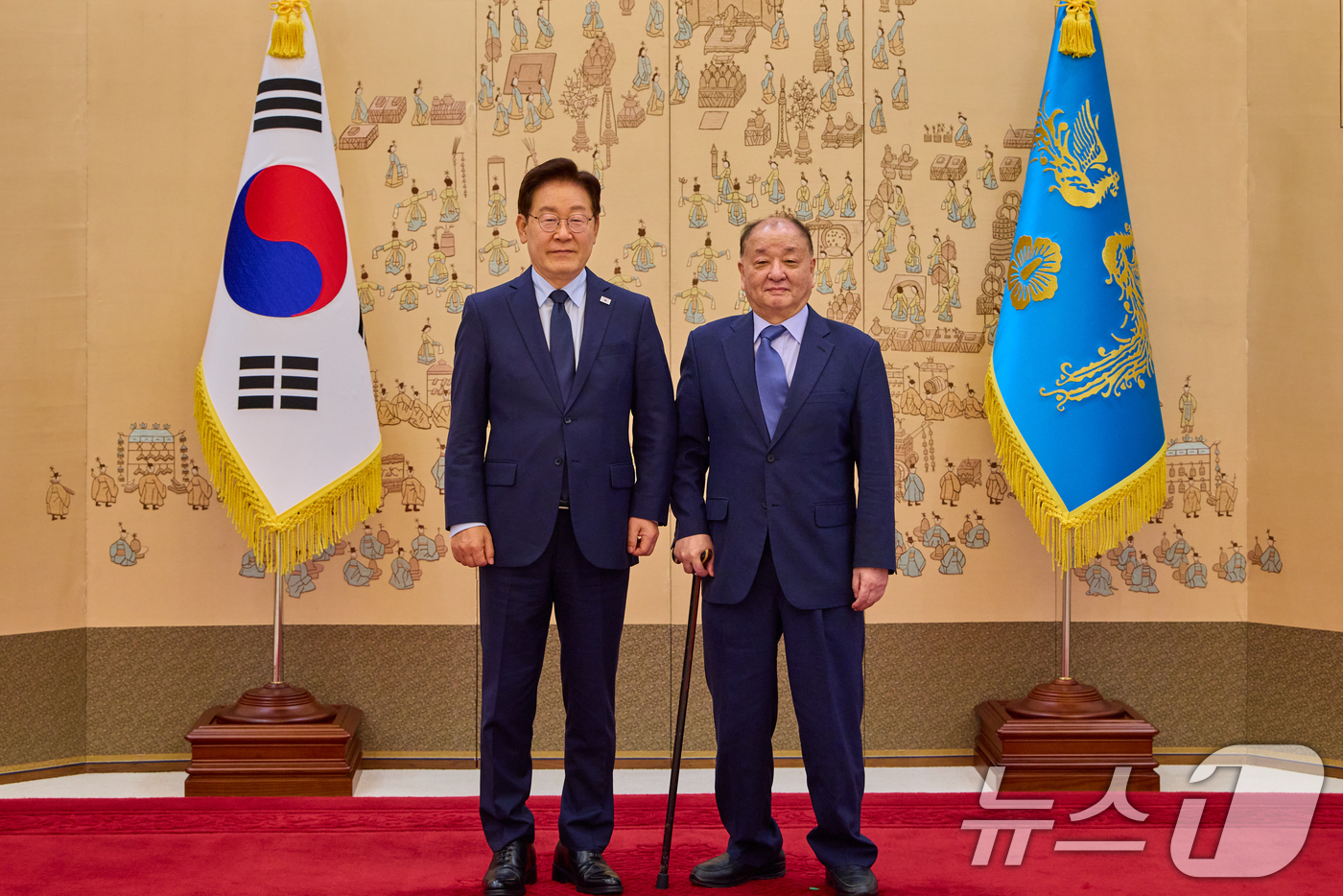 (서울=뉴스1) 허경 기자 = 이재명 대통령이 28일 청와대에서 열린 임명장 및 위촉장 수여식에서 강창일 민주평화통일자문회의 수석부의장에게 임명장을 수여한 뒤 기념촬영을 하고 있다 …