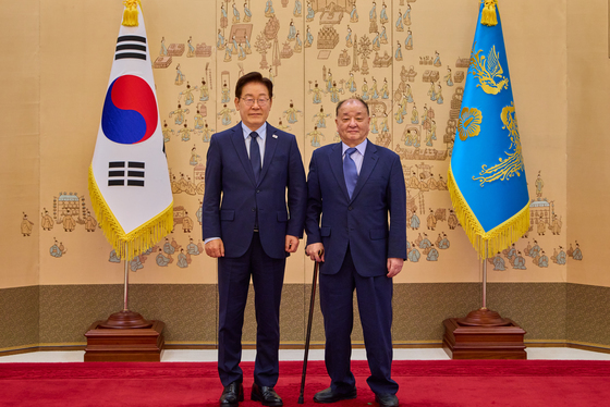 이재명 대통령, 강창일 민주평통 수석부의장 임명장 수여