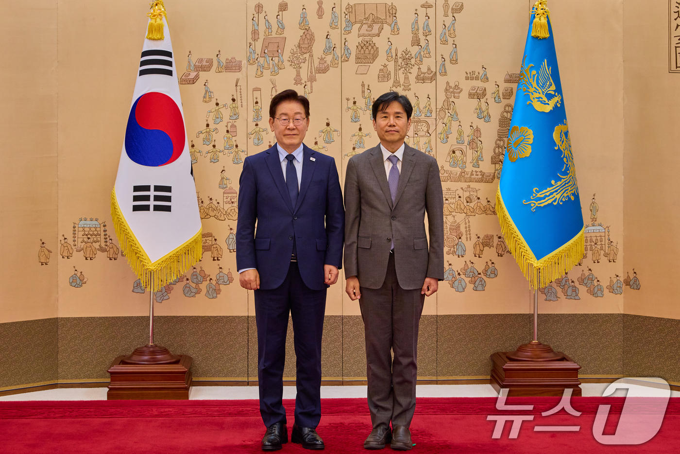 (서울=뉴스1) 허경 기자 = 이재명 대통령이 28일 청와대에서 열린 임명장 및 위촉장 수여식에서 이창훈 국가기후위기대응위원회 위원장에게 위촉장을 수여한 뒤 기념촬영을 하고 있다. …