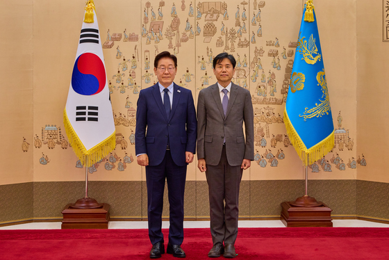 이재명 대통령, 이창훈 국가기후위기대응위원장 위촉장 수여