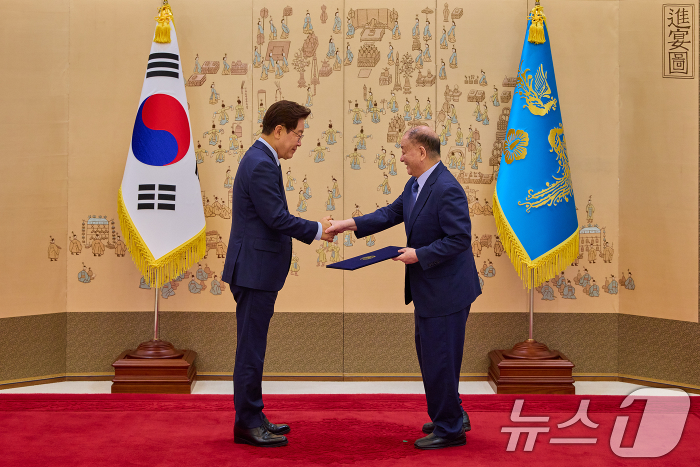 (서울=뉴스1) 허경 기자 = 이재명 대통령이 28일 청와대에서 열린 임명장 및 위촉장 수여식에서 강창일 민주평화통일자문회의 수석부의장에게 임명장을 수여하고 있다. (청와대 제공. …