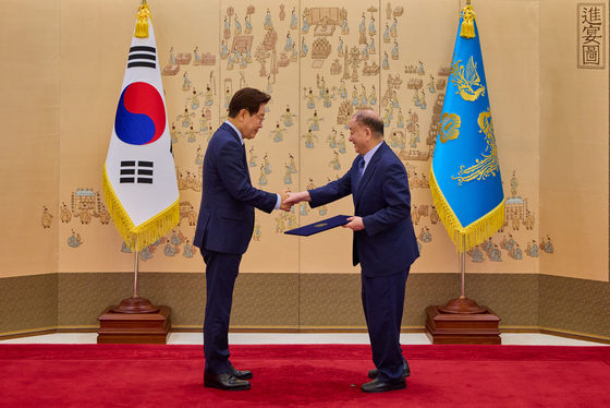 이재명 대통령, 강창일 민주평통 수석부의장 임명장 수여