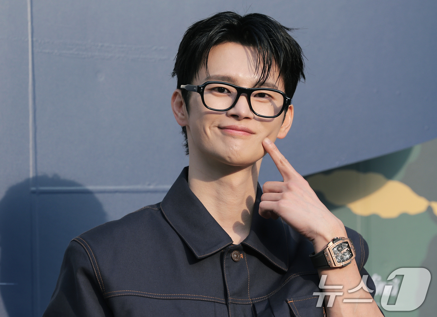 (서울=뉴스1) 권현진 기자 = 배우 겸 가수 서인국이 28일 서울 성동구 성수 쎈느에서 열린 위스키 브랜드 발렌타인 17년 말본 에디션 출시 기념 행사에 참석해 포즈를 취하고 있 …