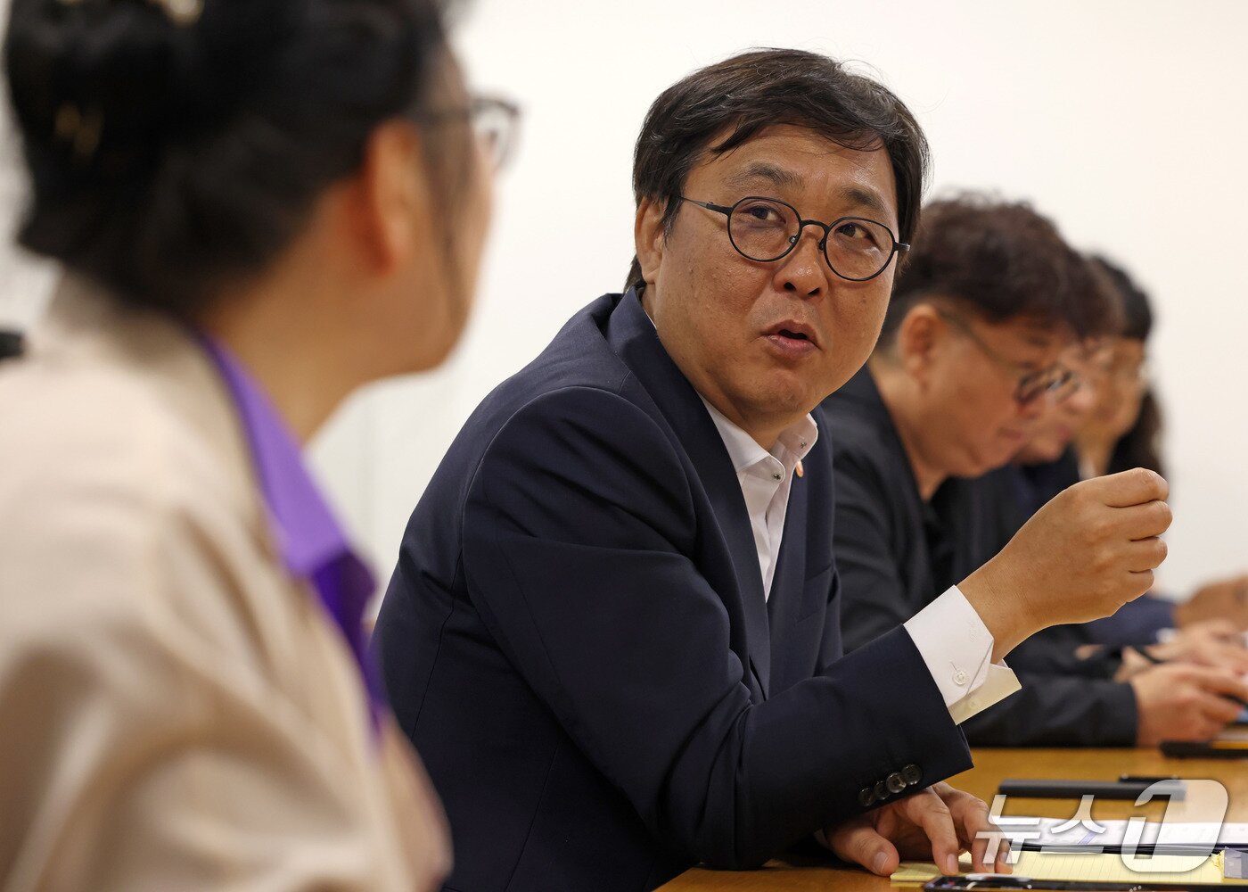 본문 이미지 - 문화체육관광부가 '케이-웹툰'의 해외 진출과 불법유통 대응, 창작자 지원 강화 방안을 논의했다. 최휘영 장관은 28일 오후 국립현대미술관 서울관에서 '문화예술정책자문위원회 웹툰 분과 제3차 회의'를 주재했다.