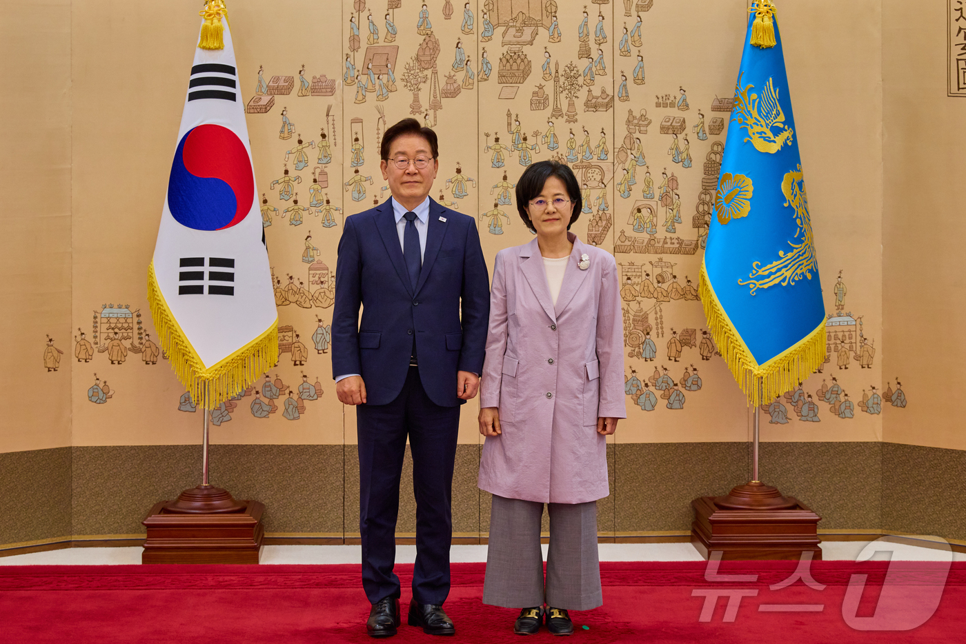 (서울=뉴스1) 허경 기자 = 이재명 대통령이 28일 청와대에서 열린 임명장 및 위촉장 수여식에서 전현정 중앙선거관리위원회 위원에게 임명장을 수여한 뒤 기념촬영을 하고 있다. (청 …