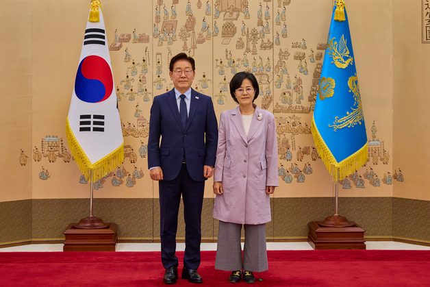 이재명 대통령, 전현정 중앙선관위 위원 임명장 수여