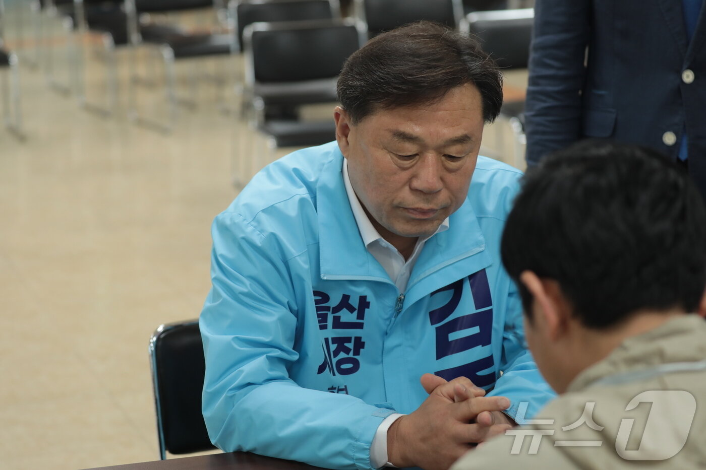 본문 이미지 - 진보당 김종훈 울산시장 후보가 28일 울산선거관리위원회 4층에서 사퇴서를 내고 있다. 2026.5.28 ⓒ 뉴스1 박정현 기자
