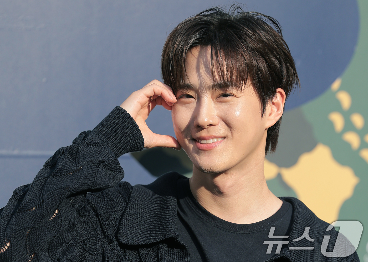 (서울=뉴스1) 권현진 기자 = 엑소 수호가 28일 서울 성동구 성수 쎈느에서 열린 위스키 브랜드 발렌타인 17년 말본 에디션 출시 기념 행사에 참석해 포즈를 취하고 있다. 202 …