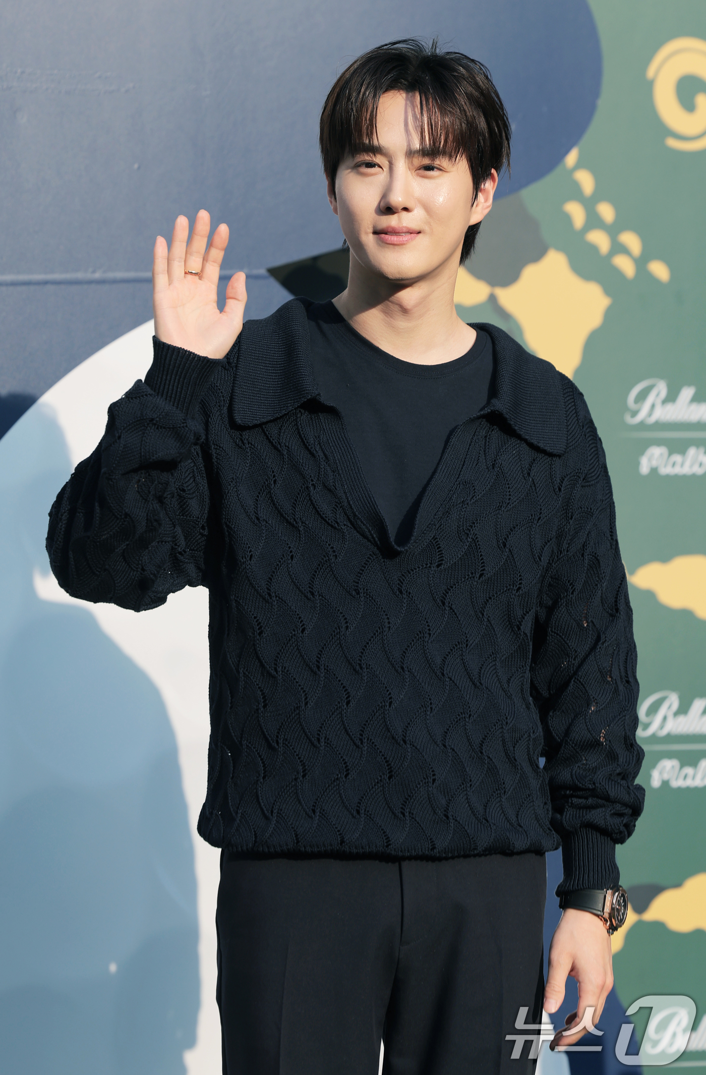 (서울=뉴스1) 권현진 기자 = 엑소 수호가 28일 서울 성동구 성수 쎈느에서 열린 위스키 브랜드 발렌타인 17년 말본 에디션 출시 기념 행사에 참석해 포즈를 취하고 있다. 202 …