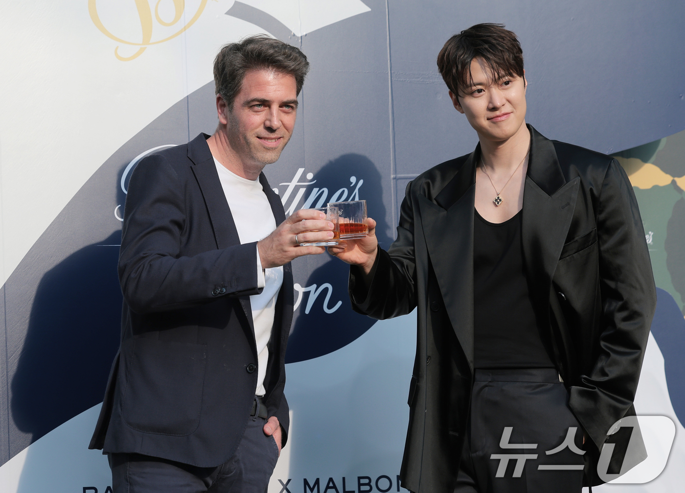 (서울=뉴스1) 권현진 기자 = 미겔 파스칼 페르노리카 코리아 전무 배우 공명(오른쪽)이 28일 서울 성동구 성수 쎈느에서 열린 위스키 브랜드 발렌타인 17년 말본 에디션 출시 기 …