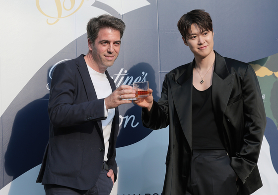 포즈 취하는 파딜 타쉬긴 대표와 공명
