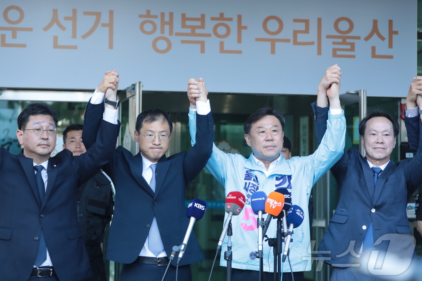 (울산=뉴스1) 박정현 기자 = 김상욱 더불어민주당, 김종훈 진보당 울산시장 후보가 28일 울산 중구 울산시선거관리위원회 앞에서 기자회견을 열고 김상욱 후보로의 단일화를 선언하며 …