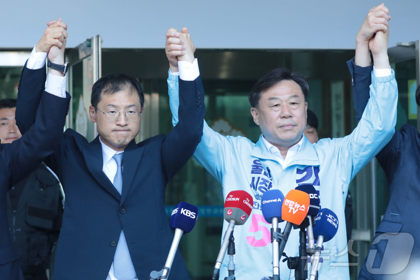 (울산=뉴스1) 박정현 기자 = 김상욱 더불어민주당(왼쪽), 김종훈 진보당  울산시장 후보가 28일 울산 중구 울산시선거관리위원회 앞에서 기자회견을 열고 김상욱 후보로의 단일화를 …