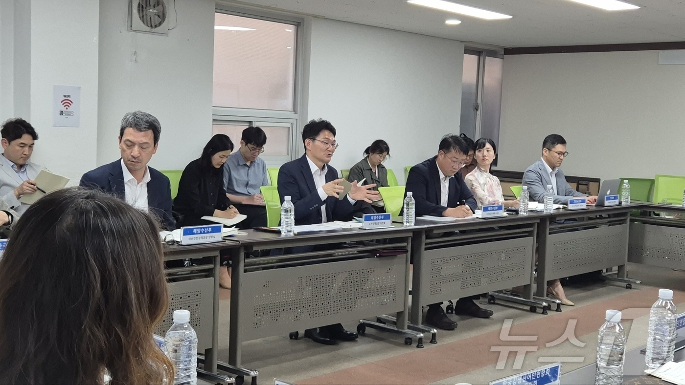 (서울=뉴스1) = 최현호 해양수산부 수산정책실장이 28일 부산시 수스페이스센터에서 열린  외국인 노동자 인권 및 노동환경 개선방안 협의회에 참석하여 정부와 수협, 비영리단체(NG …