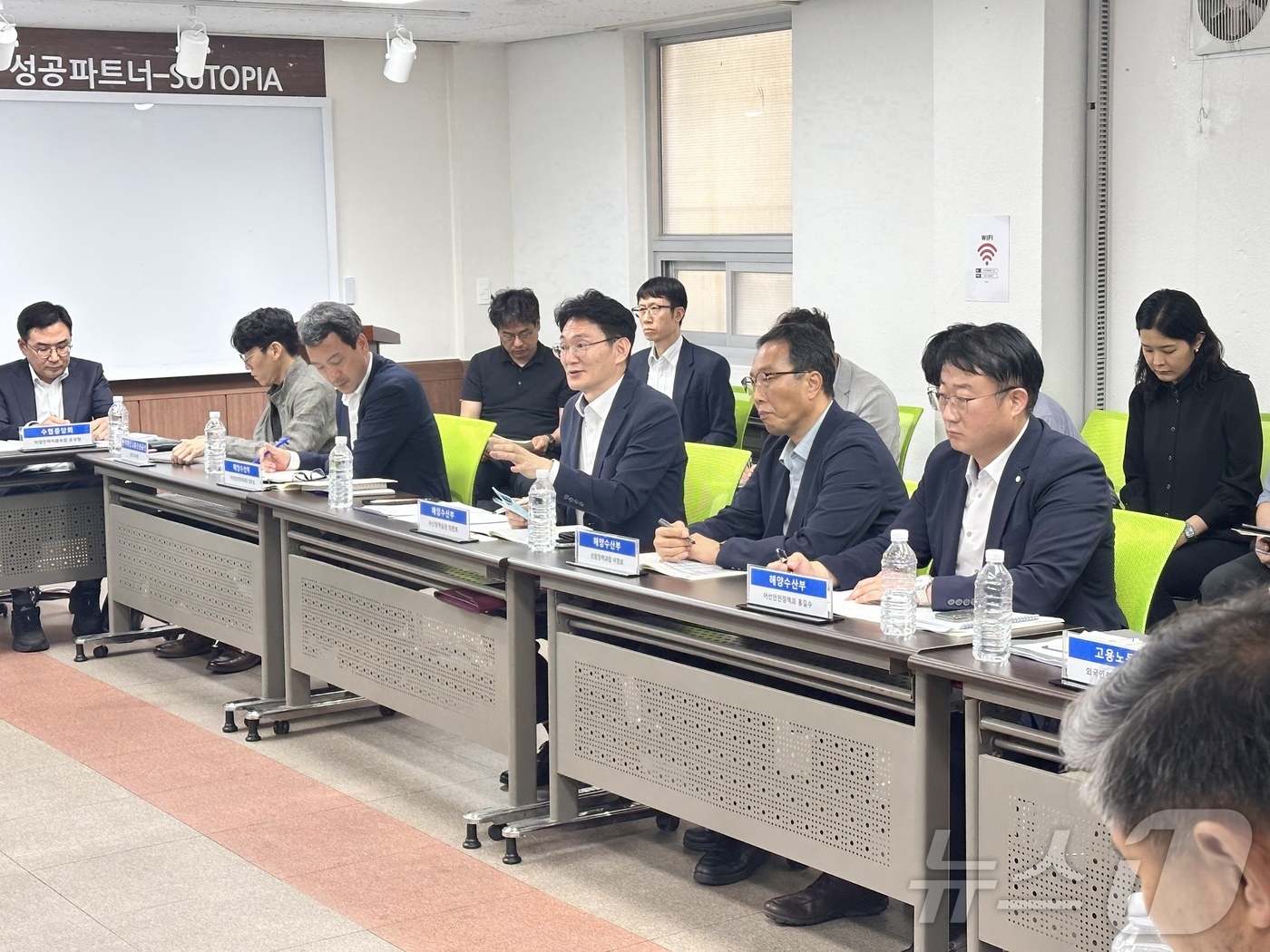 (서울=뉴스1) = 최현호 해양수산부 수산정책실장이 28일 부산시 수스페이스센터에서 열린  외국인 노동자 인권 및 노동환경 개선방안 협의회에 참석하여 정부와 수협, 비영리단체(NG …