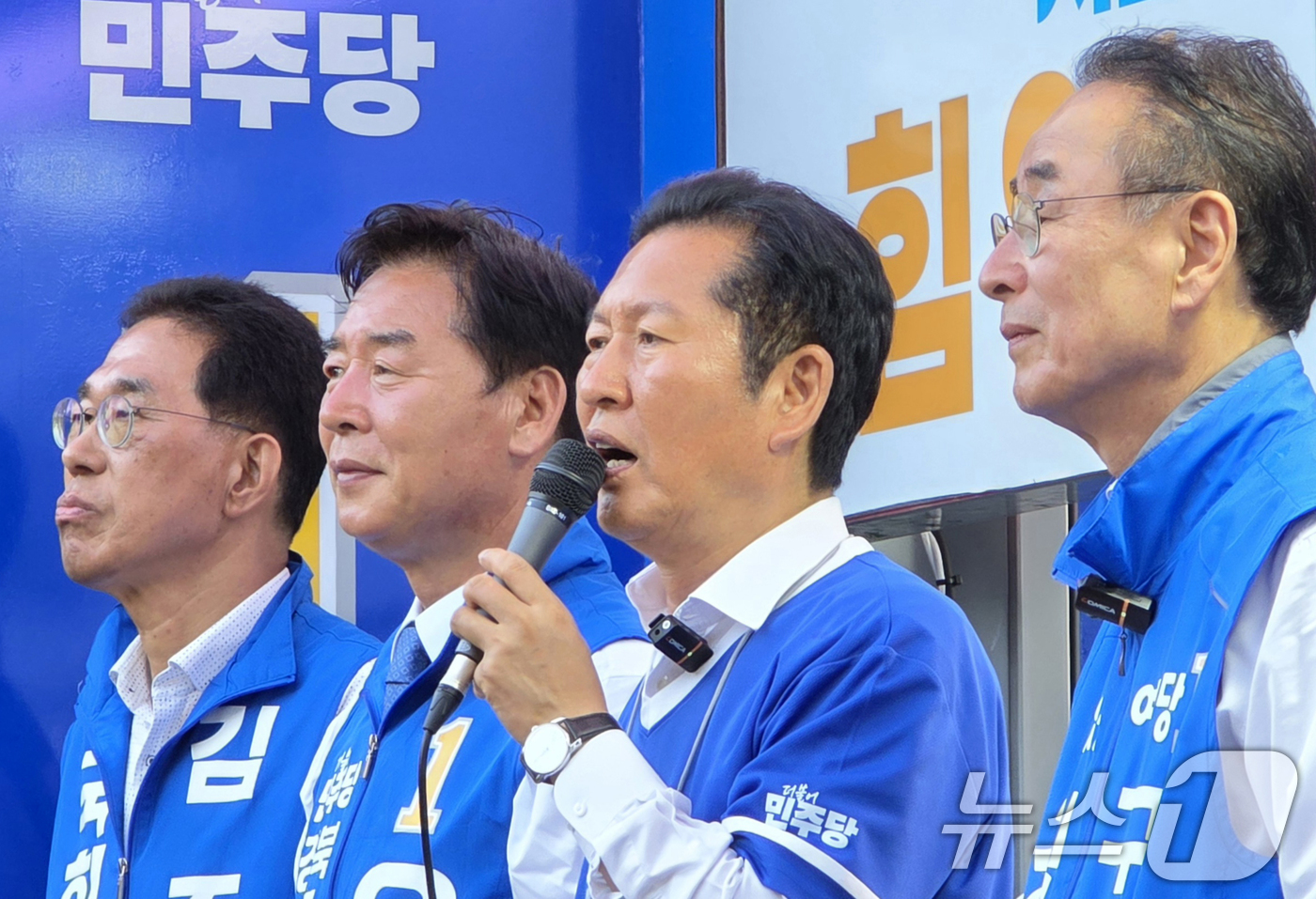 (구미=뉴스1) 정우용 기자 = 정청래 더불어민주당 대표가 28일 오후 경북 구미시 송정맛길에서 열린 합동유세에서 장세용 민주당 후보(오른쪽), 오중기 경북지사 후보 등 민주당 후 …
