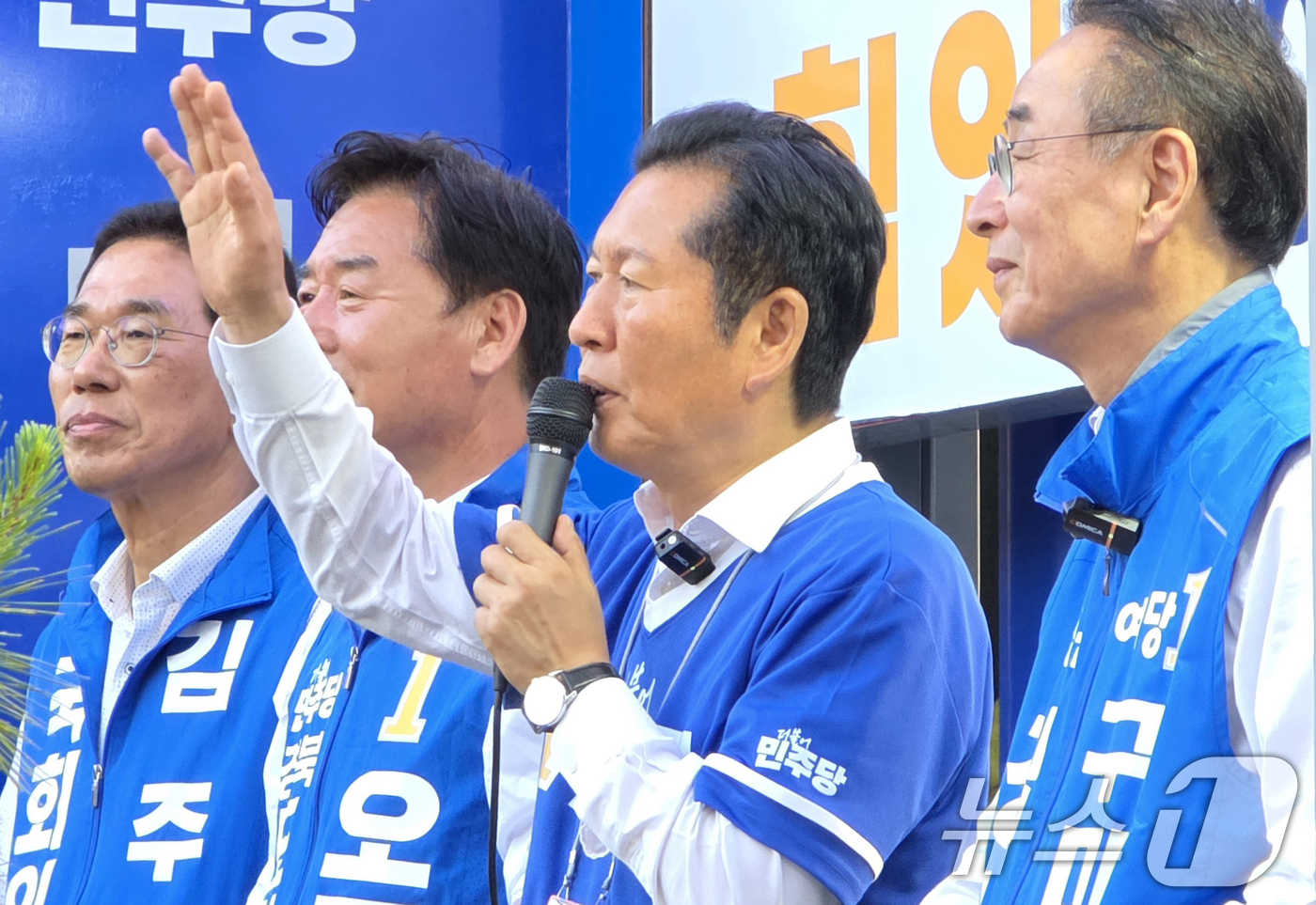 (구미=뉴스1) 정우용 기자 = 정청래 더불어민주당 대표가 28일 오후 경북 구미시 송정맛길에서 열린 합동유세에서 장세용 민주당 후보(오른쪽)의 지지 연설을 하고 있다.  2026 …