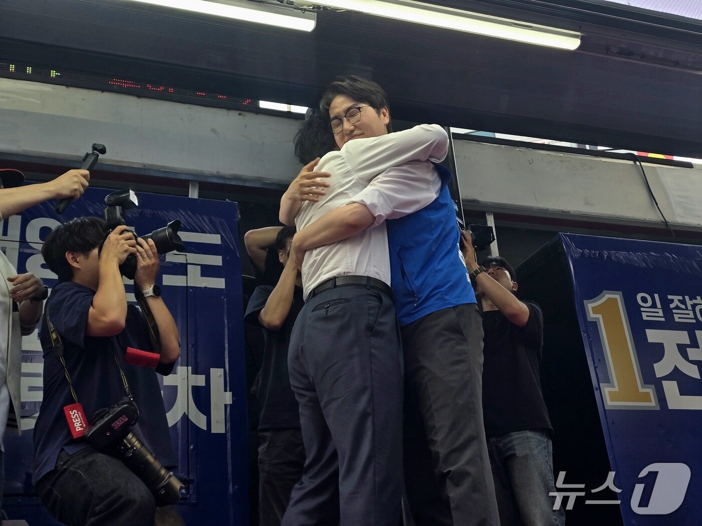 본문 이미지 - 전재수 후보와 하정우 후보가 28일 부산 북구 덕천동 젊음의거리에서 열린 합동 유세에서 포옹을 하고 있다.2026.5.28 ⓒ 뉴스1 이주현 기자