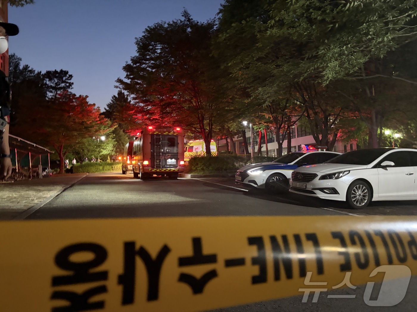 (청주=뉴스1) 임양규 기자 = 28일 오후 7시13분쯤 충북 청주시 서원구 충북대학교 첨단바이오 연구센터에서 브롬가스 누출 사고가 발생, 폴리스라인이 설치돼 출입이 통제되고 있다 …