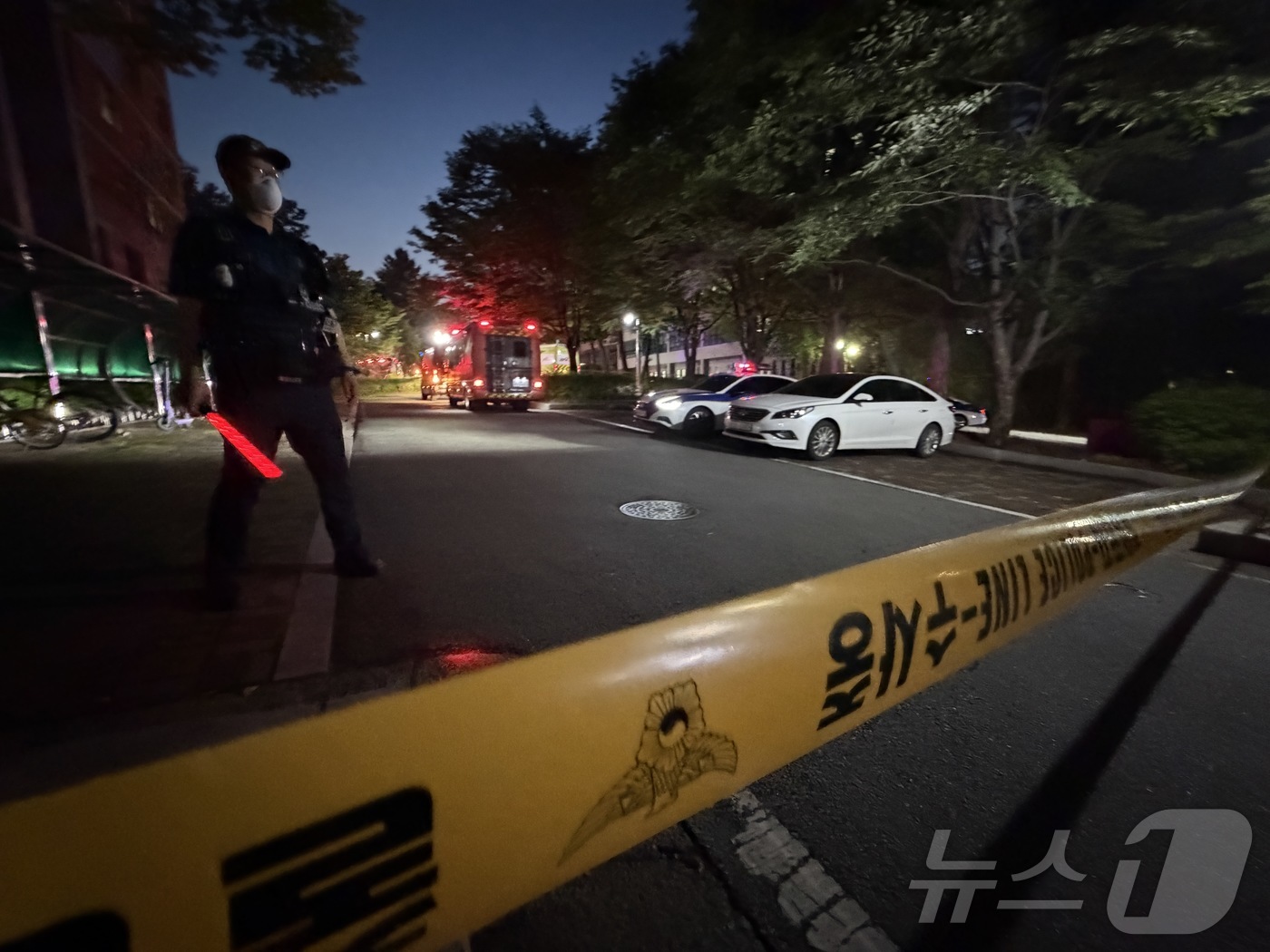 (청주=뉴스1) 임양규 기자 = 28일 오후 7시13분쯤 충북 청주시 서원구 충북대학교 첨단바이오 연구센터에서 브롬가스 누출 사고가 발생, 폴리스라인이 설치돼 출입이 통제되고 있다 …