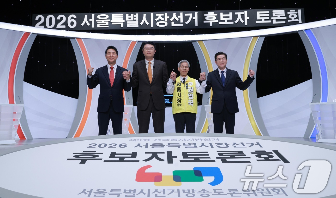 (서울=뉴스1) 김도우 기자 = 국민의힘 오세훈 서울시장 후보(왼쪽부터)와 개혁신당 김정철 후보, 정의당 권영국 후보,더불어민주당 정원오 서울시장 후보가 28일 서울 마포구 SBS …