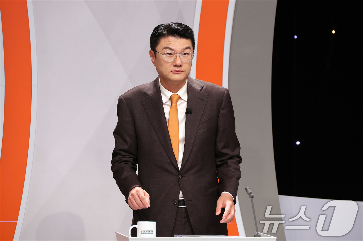 (서울=뉴스1) 김도우 기자 = 김정철 개혁신당 서울시장 후보가 28일 오후 서울 마포구 SBS프리즘타워에서 열린 2026 서울특별시장선거 후보자 토론회에서 토론 준비를 하고 있다 …