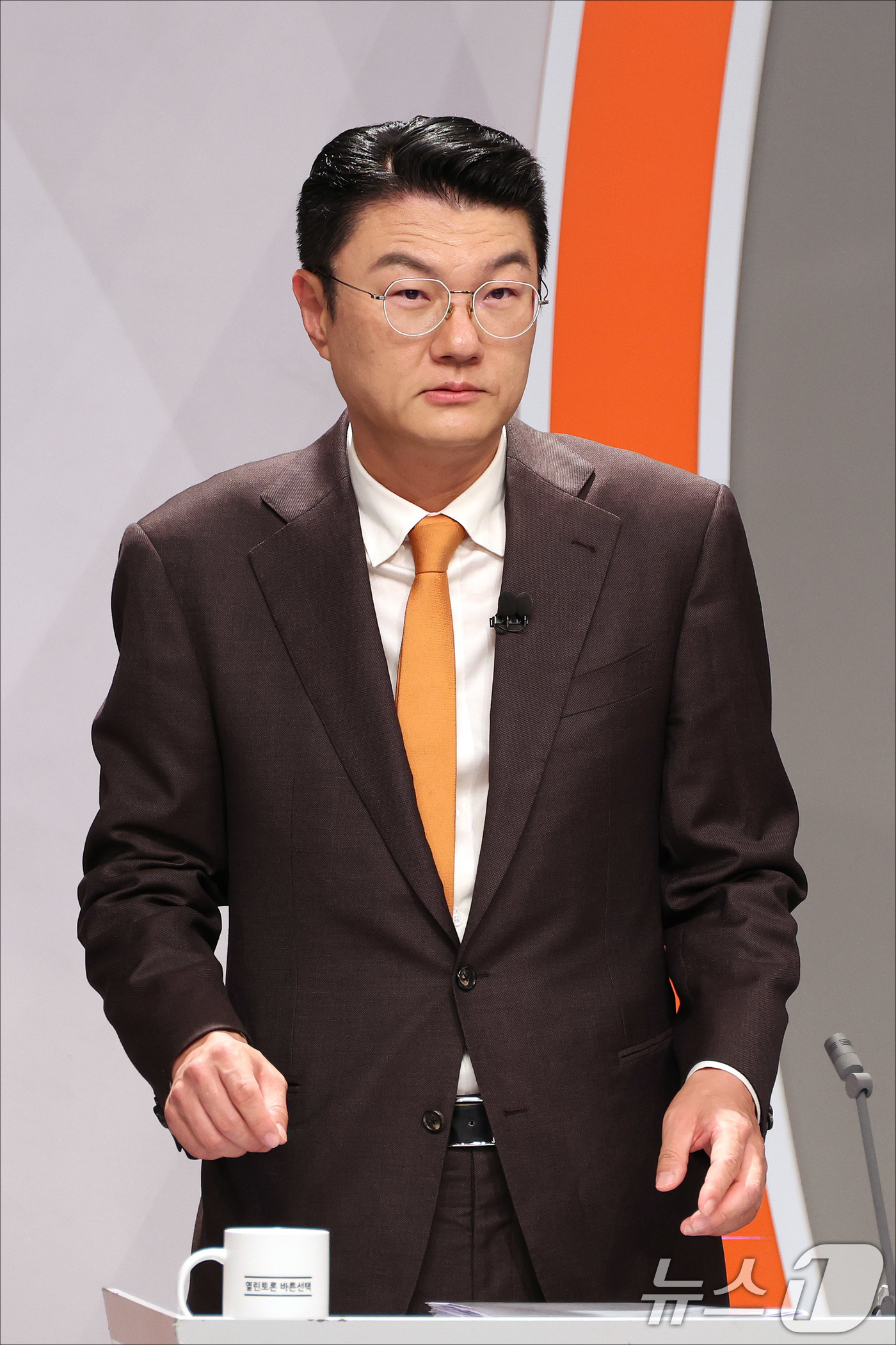 토론회 준비를 하는 김정철 후보