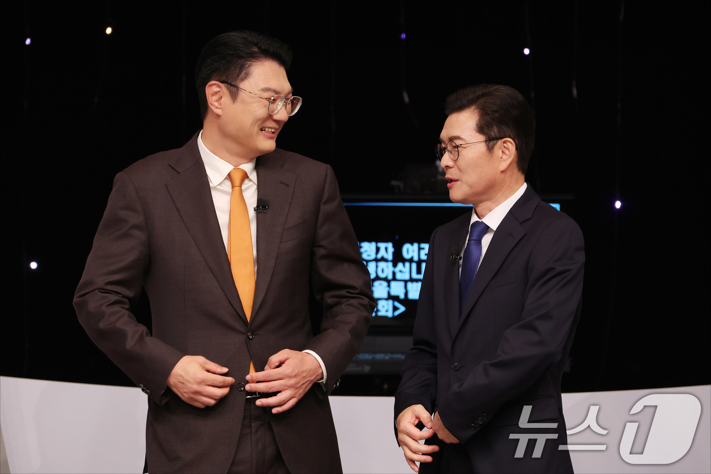 (서울=뉴스1) 김도우 기자 = 김정철 개혁신당 서울시장 후보와 정원오 더불어민주당 서울시장 후보가 28일 오후 서울 마포구 SBS프리즘타워에서 열린 2026 서울특별시장선거 후보 …