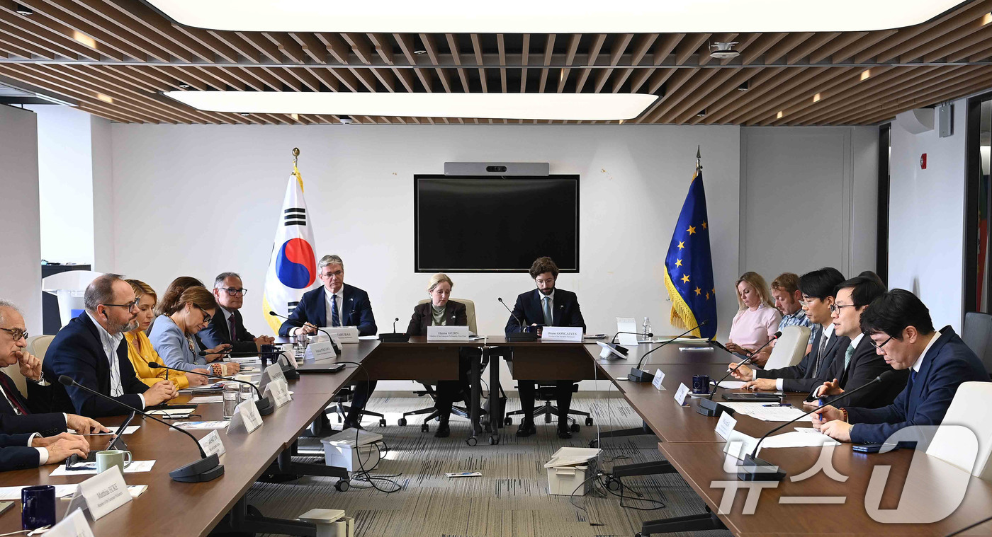 (서울=뉴스1) = 여한구 산업통상부 통상교섭본부장이 28일 서울 중구 서울스퀘어에서 세자르 루에나(César LUENA) 유럽의회 한반도관계대표단 회장을 비롯한 유럽의회 한반도관 …