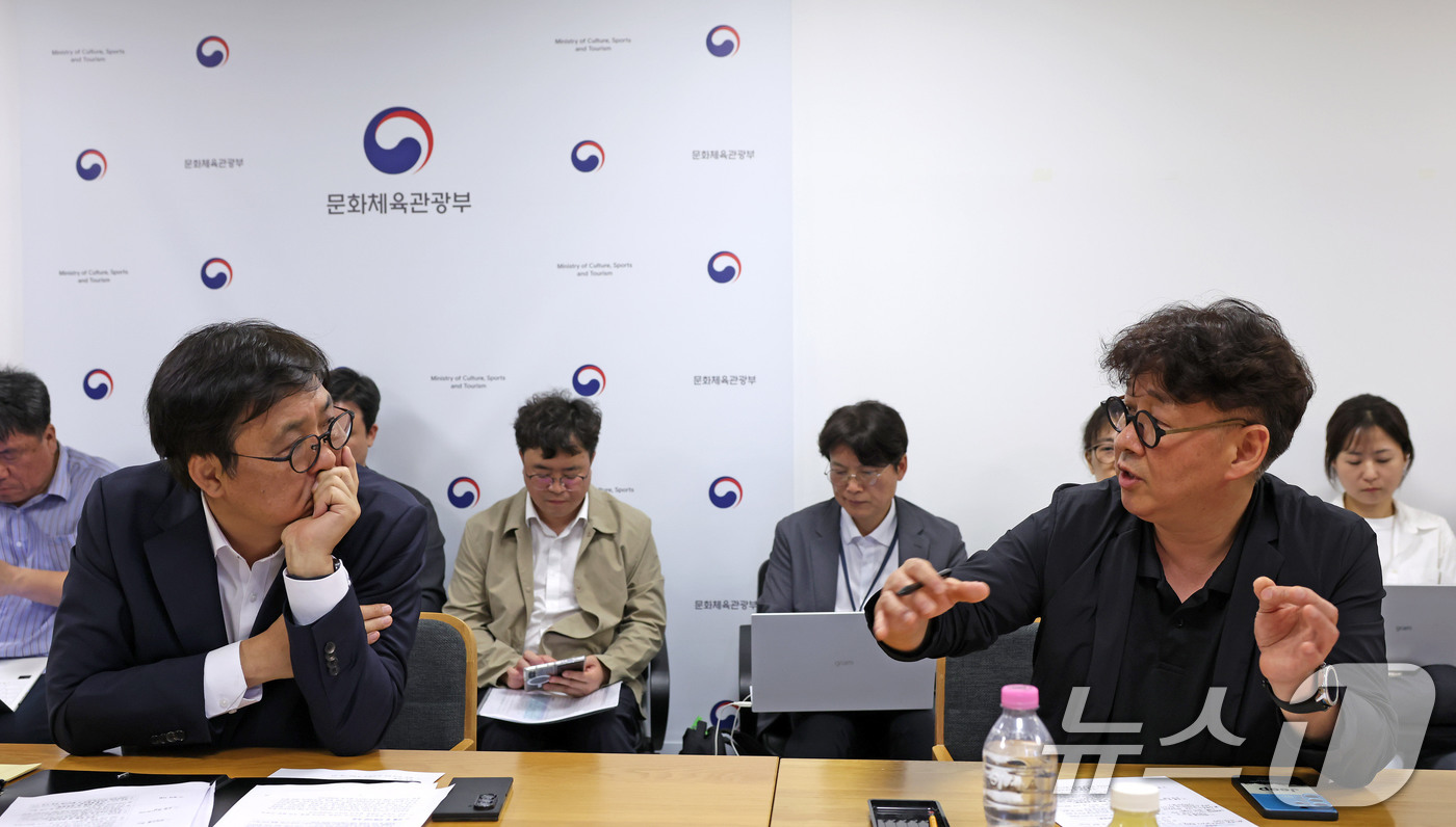 (서울=뉴스1) = 최휘영 문화체육관광부 장관이 28일 서울 종로구 국립현대미술관 서울관에서 열린 문화예술정책자문위원회 웹툰 분과 제3차 회의에서 위원들과 ‘케이-웹툰’의 세계적 …